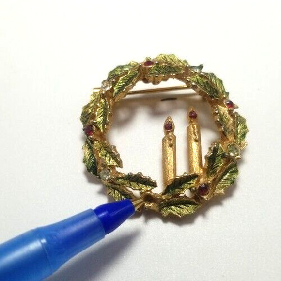 Vintage Brooch Christmas Wreath, Candles Pin Gold Tone Red Rhinestone, Gift Box - Picture 2 of 5